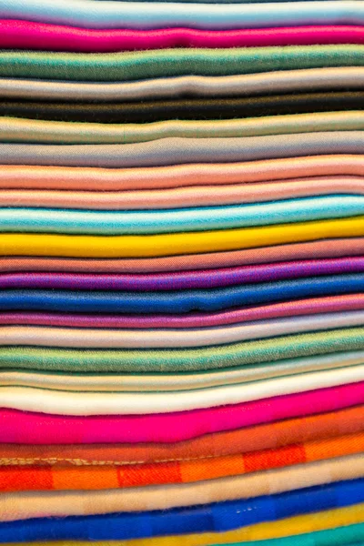 Material oriental colorido na loja de souvenirs no mercado turístico de — Fotografia de Stock