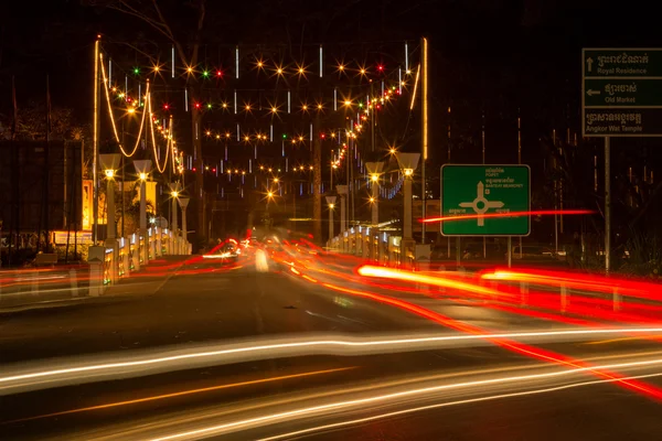 Ljus slingor från trafik och nyår Street dekoration, Siem R — Stockfoto