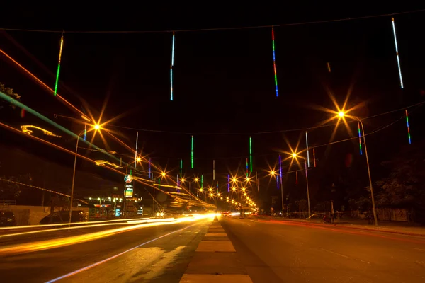 Senderos de luz del tráfico y la decoración de la calle Año Nuevo, Siem R —  Fotos de Stock