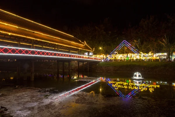 暹粒收获夜景与街头彩灯和河，C — 图库照片