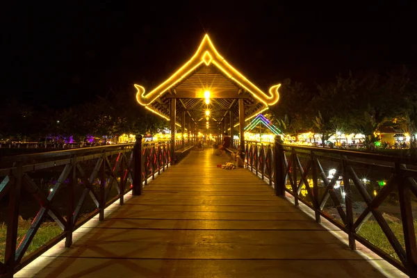 暹粒收获夜景与街头彩灯和河，C — 图库照片