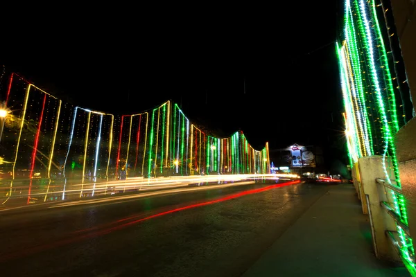 Sentiers lumineux de la circulation et de la décoration de rue Nouvel An, Siem R — Photo