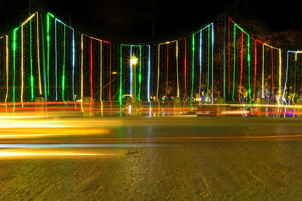 Trilhas leves de tráfego e decoração de rua de Ano Novo, Siem R — Fotografia de Stock