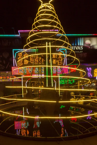 Karaoke coloridos neons de rua e luzes em Siem Reap, Camboja — Fotografia de Stock