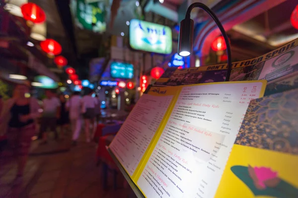 Turistické jídlo menu v Siem Reap v noci, Kambodža — Stock fotografie