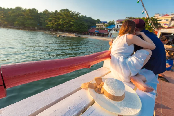 Szerelmesek ül egy padon, élvezi a naplementét, a Shanoukville pier — Stock Fotó