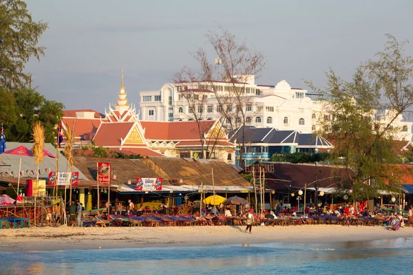 Ludzie, ocean i plaży Restauracje w Sihanoukville, Kambodża — Zdjęcie stockowe