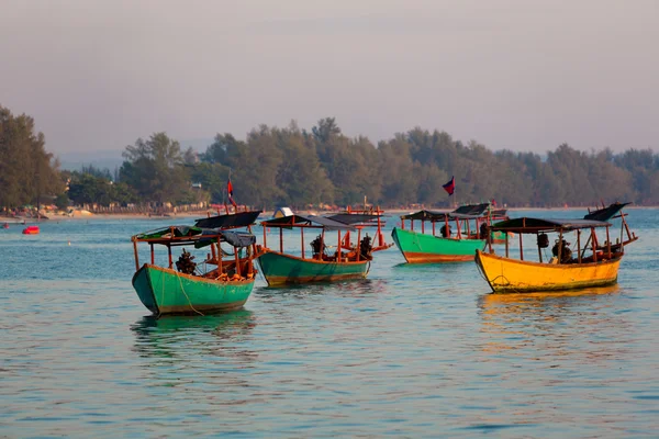 Výhled na moře s Khmerská lodě, pláž Sihanoukville. Kambodža — Stock fotografie