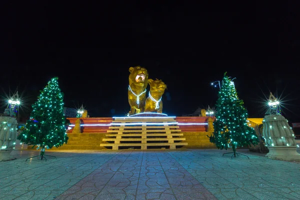 Verlichte gouden leeuwen in de nacht, centrum van Sihanoukville. Woon — Stockfoto