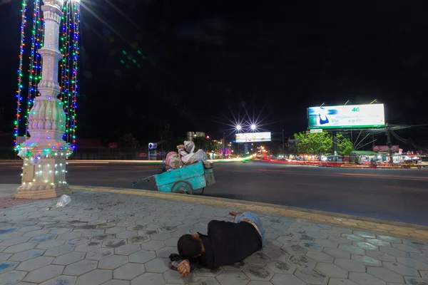 Pobre durmiente en el suelo por la noche en Sihanoukville, La pobreza en —  Fotos de Stock