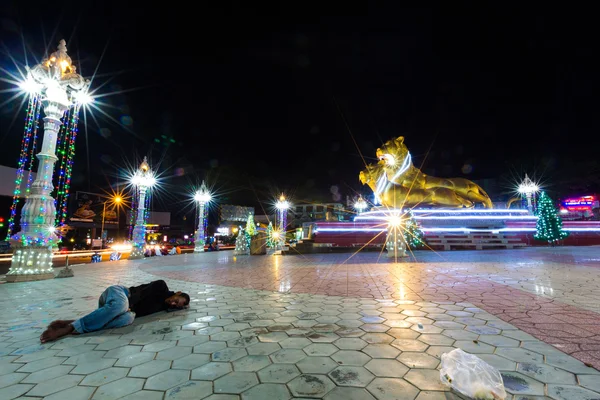 Slechte slaper op de grond bij nacht in Sihanoukville, armoede in — Stockfoto