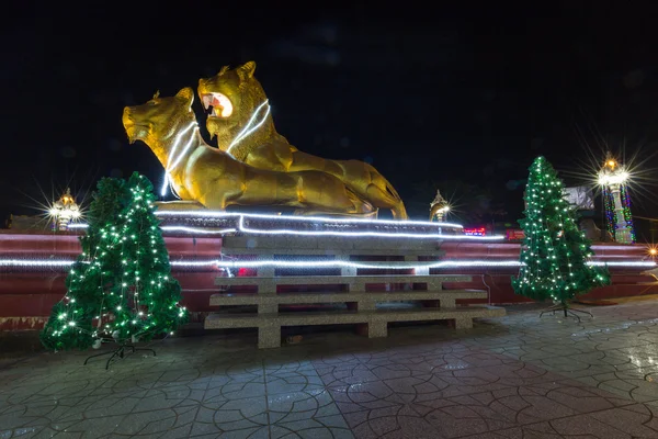 Illuminated golden lions at night, center of Sihanoukville. Camb — Stock Photo, Image