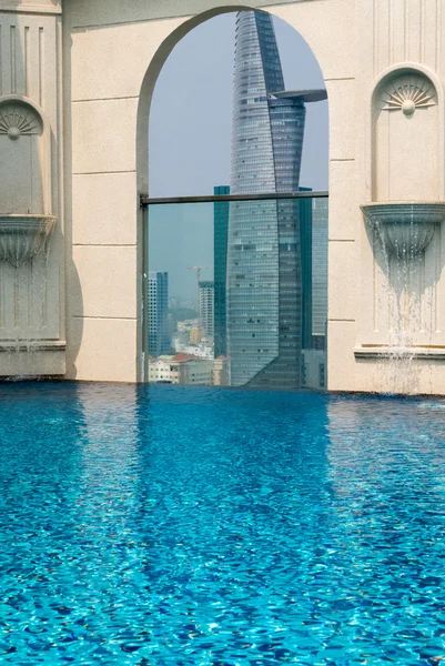 Pool on top of building with Saigon aerial view, Vietnam — Stock Photo, Image