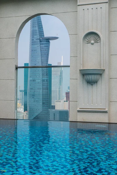 Piscine sur le dessus de l'immeuble avec vue aérienne sur Saigon, Vietnam — Photo