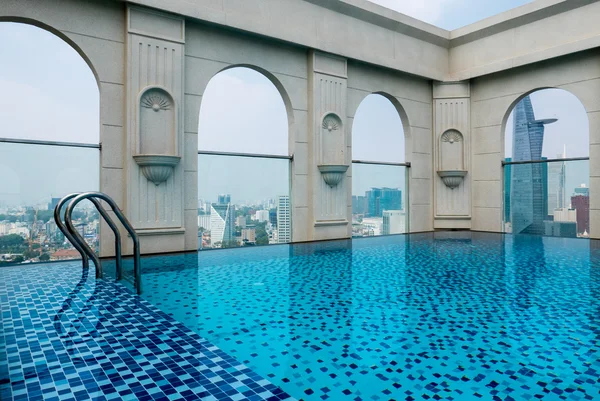 Piscina no topo do edifício com vista aérea de Saigão, Vietnã — Fotografia de Stock