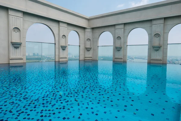 Pool on top of building with Saigon aerial view, Vietnam — Stock Photo, Image