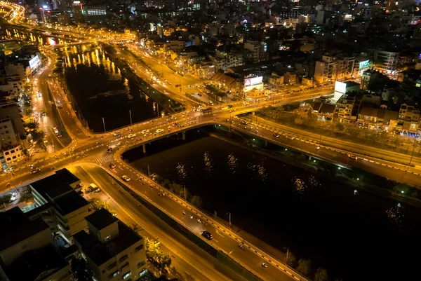 Skyline di Ho Chi Minh città di notte con sentieri di luci, Viet — Foto Stock