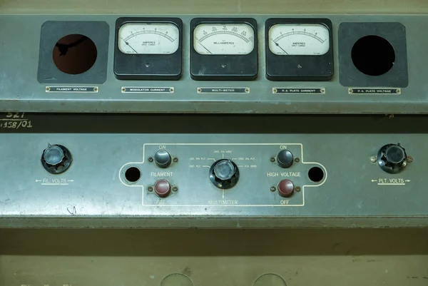 在掩体中的古董战争无线电发射机, 西贡独立伙伴 — 图库照片
