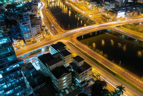 天际线的胡志明市夜间步道的灯，越南 — 图库照片