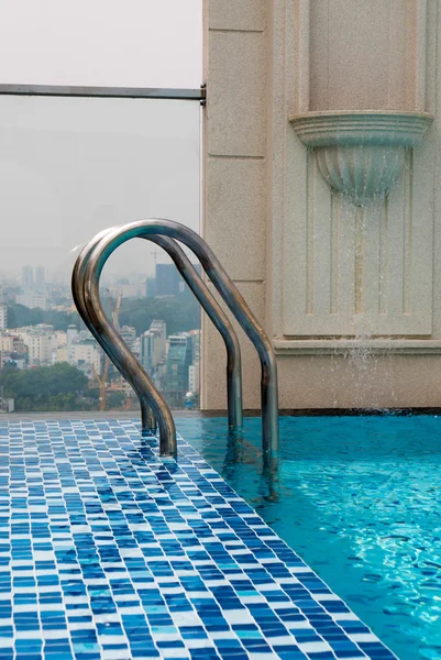 Piscina no topo do edifício com vista aérea de Saigão, Vietnã — Fotografia de Stock