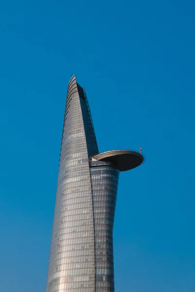 Bitexco Financial Tower com céu azul claro em Ho Chi Minh ou Sa — Fotografia de Stock