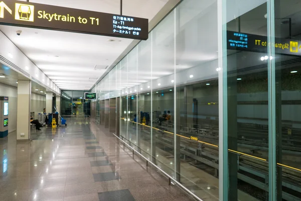 Intérieur de Singapour Changi aéroport international avec affichages — Photo