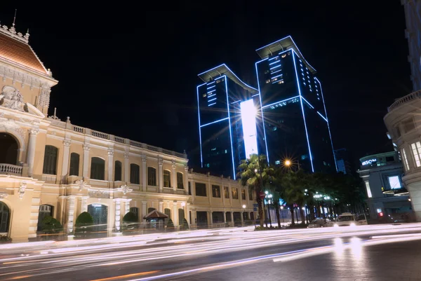 Vista nocturna de la ciudad de Ho Chi Minh con senderos de luces de traffi —  Fotos de Stock