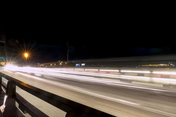 交通からの光の道とホーチミン市の夜景 — ストック写真