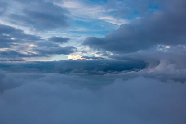 Sopra le nuvole con raggi di sole e cielo drammatico — Foto Stock