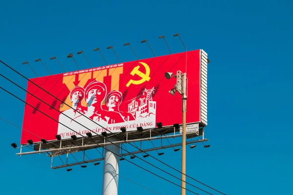 Panneau d'affichage extérieur avec propagande politique communiste, Saigon . — Photo