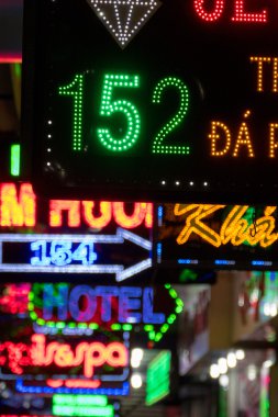 Çeşitli ticari neon ışıkları işaretleri geceleri, Ho Chi Mi renkli