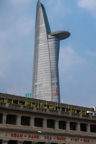 Bureau du gouvernement avec Bitexco Financial Tower à Saigon, Vietnam — Photo