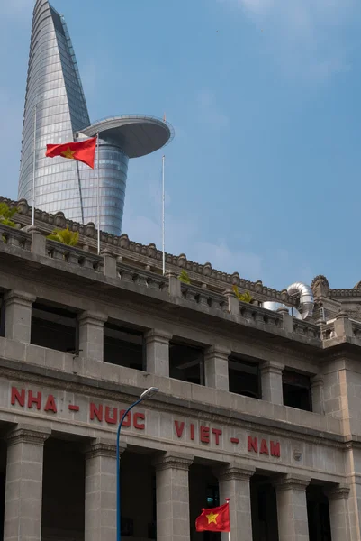 Ufficio governativo con Bitexco Financial Tower a Saigon, Vietna — Foto Stock