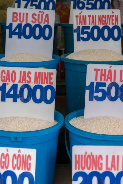 Närbild på säckar med ris på en lokal marknad i Vietnam med pris — Stockfoto