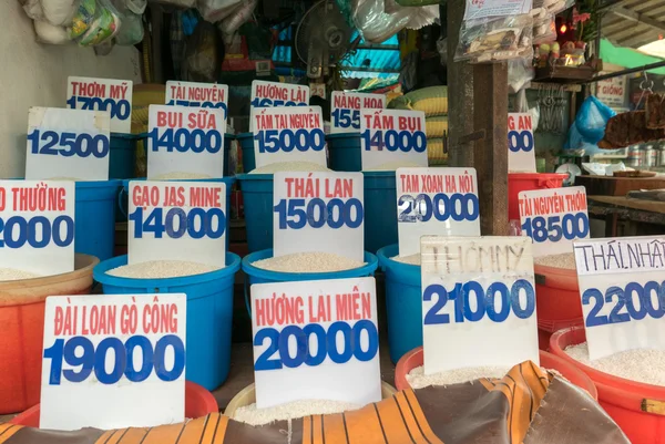 Close up van zakken van rijst in een lokale markt in Vietnam met prijs — Stockfoto