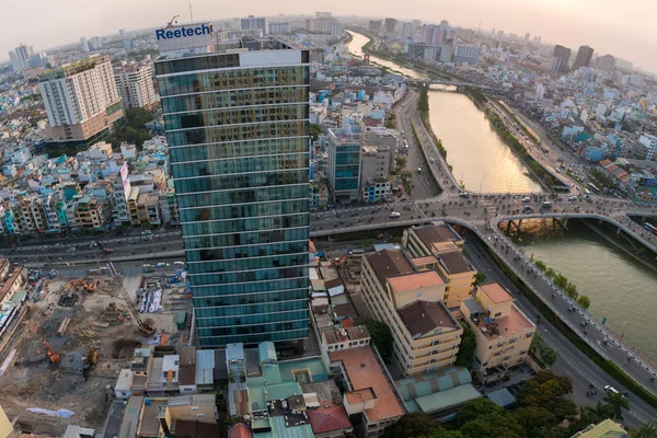 Ho Chi Minh Vista aérea da cidade ao pôr do sol em novo desenvolvimento um — Fotografia de Stock