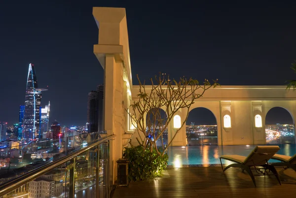 Skyline von Ho Chi Minh Stadt bei Nacht mit Lichterketten, Vietnam — Stockfoto