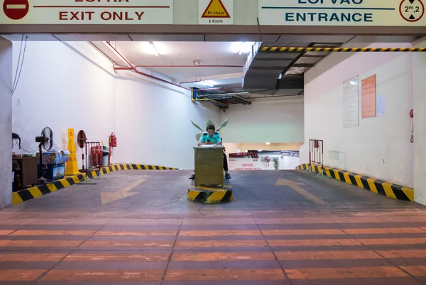 Security guard werken bij het parkeerterrein in Ho Chi Minh, Vietnam — Stockfoto