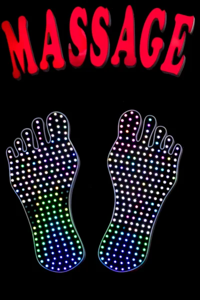 Panneau néon rouge avec le mot "Massage" sur fond noir à Sai — Photo