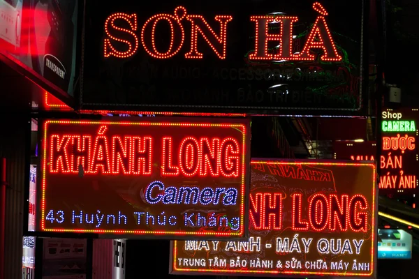 Varios letreros de luces de neón comerciales de colores por la noche, Ho Chi Mi —  Fotos de Stock