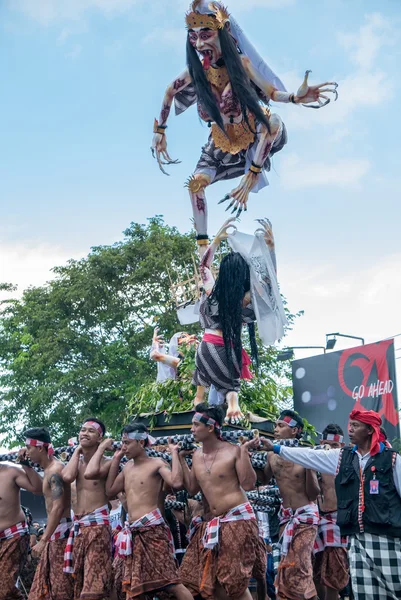 Groep mannen houden van de traditionele beeldhouwkunst. Nyepi ceremonie in Ba — Stockfoto