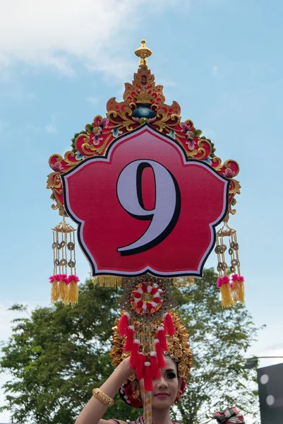 Kvinna att byn numret under ceremonin av Nyepi — Stockfoto