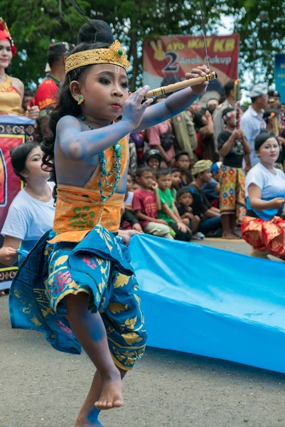 Balinesischer Junge spielt Flöte während der traditionellen Nyepi-Zeremonie in — Stockfoto