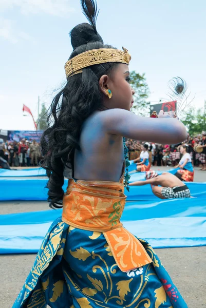 Niño balinés tocando la flauta durante la ceremonia tradicional Nyepi en — Foto de Stock