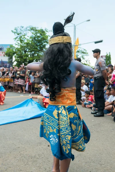 Balinesischer Junge spielt Flöte während der traditionellen Nyepi-Zeremonie in — Stockfoto