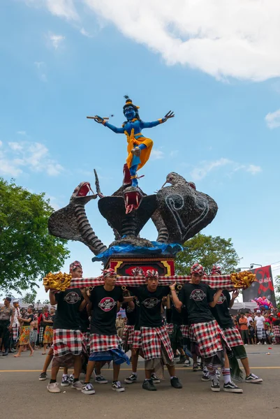 Groep mannen houden van de traditionele beeldhouwkunst. Nyepi ceremonie in Ba — Stockfoto