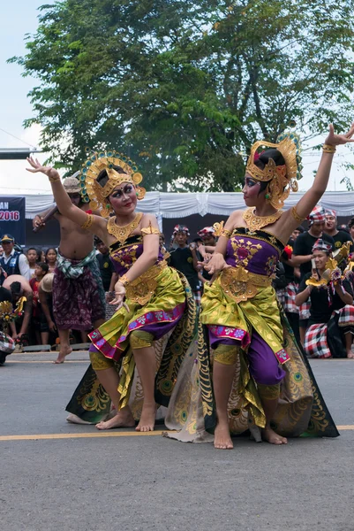 Womandancing під час церемонії Ніепі в Балі, Індонезія — стокове фото