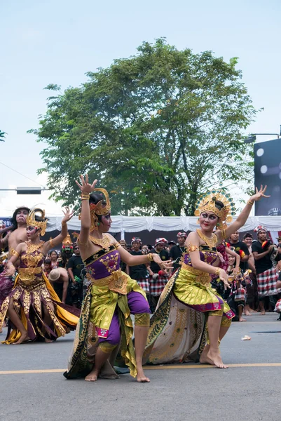 Womandancing durante la ceremonia de Nyepi en Bali, Indonesia —  Fotos de Stock