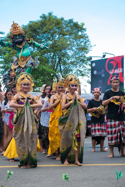 Womandancing során a szertartás a Nyepi, Bali, Indonézia — Stock Fotó