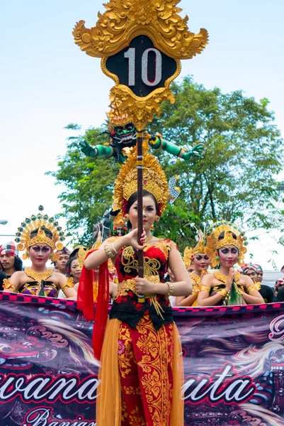 Mujer mostrando el número del pueblo durante la ceremonia de Nyepi —  Fotos de Stock